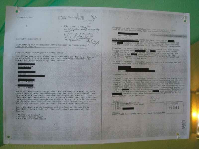 DSC02788.JPG - In der berüchtigten Runden Ecke wird eine Ausstellung unter dem Thema "Als der Südfriedhof mein Wohnzimmer war" gezeigt. Protokolle und Schreiben beweisen die Ohnmächtigkeit der Stasi bei der Einschätzung und Beurteilung der Gruftiszene in der DDR.