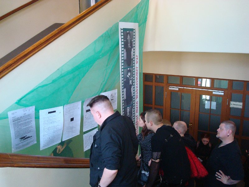 DSC02789.JPG - In der berüchtigten Runden Ecke wird eine Ausstellung unter dem Thema "Als der Südfriedhof mein Wohnzimmer war" gezeigt. Protokolle und Schreiben beweisen die Ohnmächtigkeit der Stasi bei der Einschätzung und Beurteilung der Gruftiszene in der DDR.