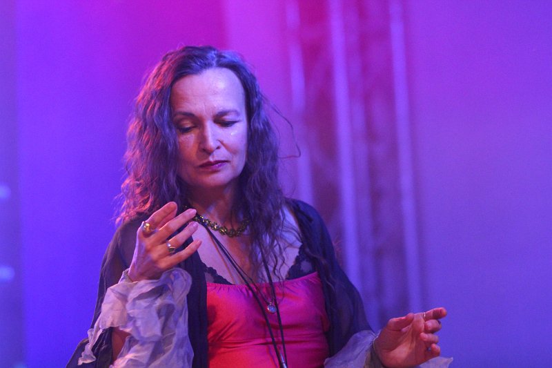 IMG_7206.JPG - Qntal aus München vereinen mittelalterliches Instrumentarium mit moderner Elektronik. So bekommt die Folklore aus mehreren Jahrhunderten einen neuen Reiz.