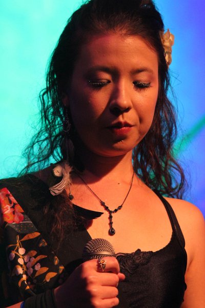 IMG_7306.JPG - Qntal aus München vereinen mittelalterliches Instrumentarium mit moderner Elektronik. So bekommt die Folklore aus mehreren Jahrhunderten einen neuen Reiz.