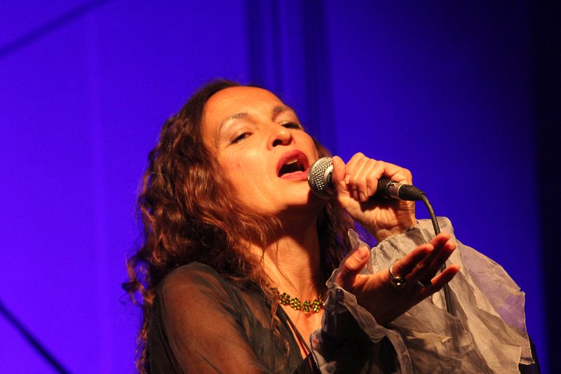 IMG_7321.JPG - Qntal aus München vereinen mittelalterliches Instrumentarium mit moderner Elektronik. So bekommt die Folklore aus mehreren Jahrhunderten einen neuen Reiz.