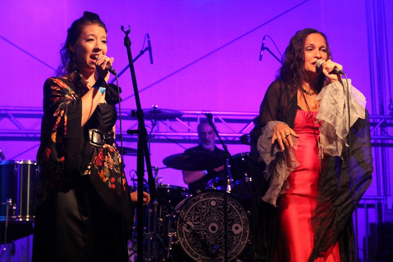 IMG_7335.JPG - Qntal aus München vereinen mittelalterliches Instrumentarium mit moderner Elektronik. So bekommt die Folklore aus mehreren Jahrhunderten einen neuen Reiz.