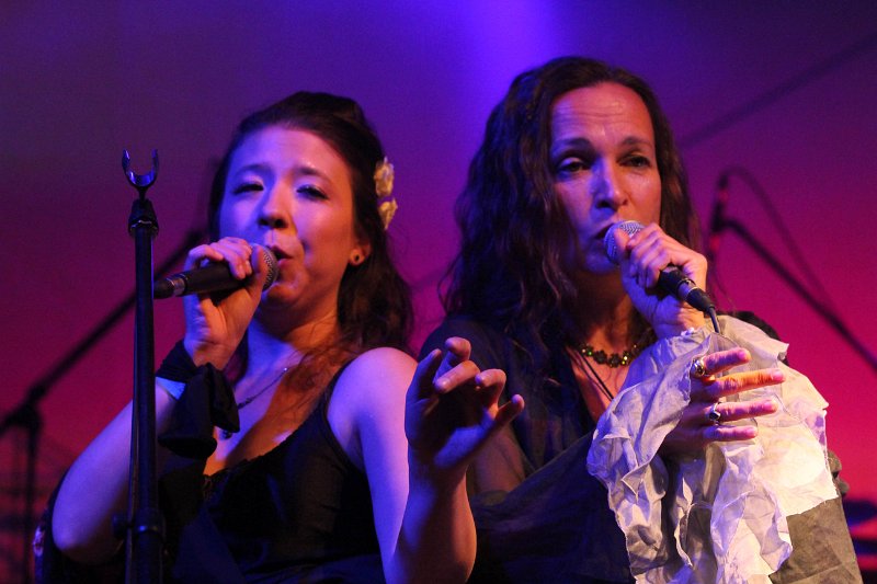 IMG_7495.JPG - Qntal aus München vereinen mittelalterliches Instrumentarium mit moderner Elektronik. So bekommt die Folklore aus mehreren Jahrhunderten einen neuen Reiz.