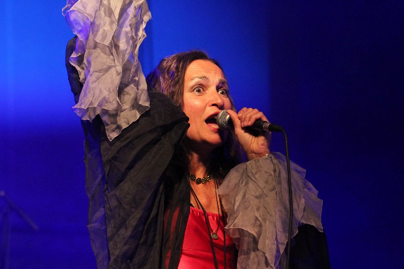 IMG_7565.JPG - Qntal aus München vereinen mittelalterliches Instrumentarium mit moderner Elektronik. So bekommt die Folklore aus mehreren Jahrhunderten einen neuen Reiz.