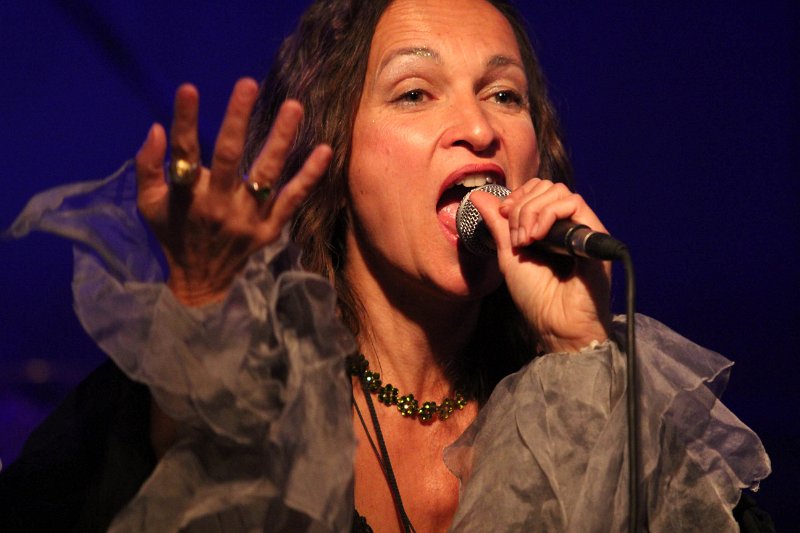 IMG_7569.JPG - Qntal aus München vereinen mittelalterliches Instrumentarium mit moderner Elektronik. So bekommt die Folklore aus mehreren Jahrhunderten einen neuen Reiz.