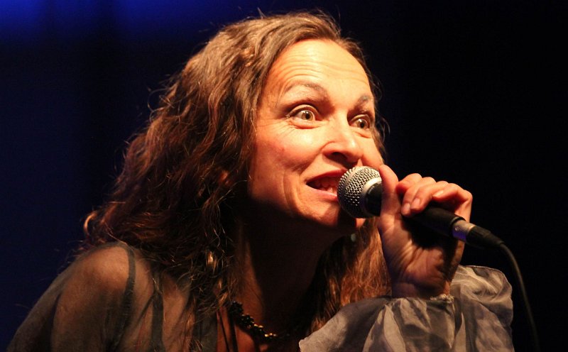 IMG_7597a.jpg - Qntal aus München vereinen mittelalterliches Instrumentarium mit moderner Elektronik. So bekommt die Folklore aus mehreren Jahrhunderten einen neuen Reiz.