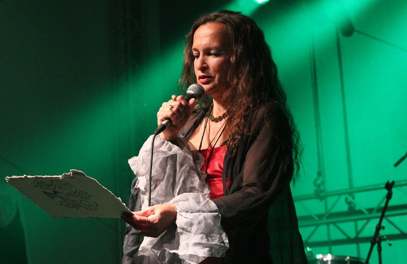 IMG_7629a.jpg - Qntal aus München vereinen mittelalterliches Instrumentarium mit moderner Elektronik. So bekommt die Folklore aus mehreren Jahrhunderten einen neuen Reiz.