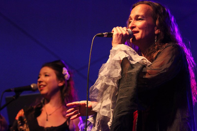 IMG_7667.JPG - Qntal aus München vereinen mittelalterliches Instrumentarium mit moderner Elektronik. So bekommt die Folklore aus mehreren Jahrhunderten einen neuen Reiz.