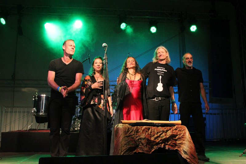 IMG_7738.JPG - Qntal aus München vereinen mittelalterliches Instrumentarium mit moderner Elektronik. So bekommt die Folklore aus mehreren Jahrhunderten einen neuen Reiz.