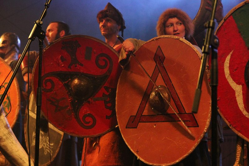 IMG_9177.JPG - Ein Gruppe Wickinger leitet das Konzert ein