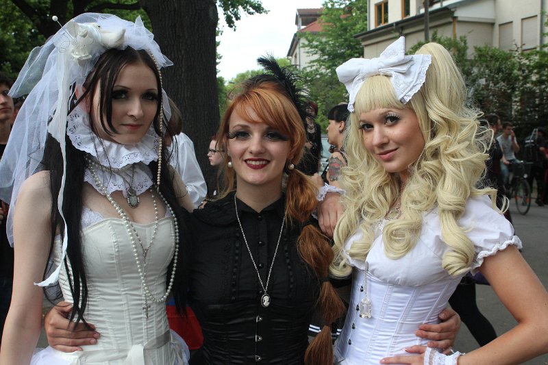 IMG_8160.JPG - 21. Wave-Gotik-Treffen 2012Auf dem Mittelaltermarkt an der Moritzbastei - aufwändige Kostüme in schwarz, schrill und bunt, der Fantasie sind keine Grenzen gesetzt 